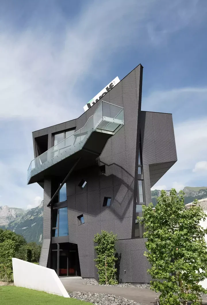 Mai 2026: Bezug vom Büro-Neubau am Hauptsitz in Sennwald, ein futuristischer Generationenbau mit Weitsicht.