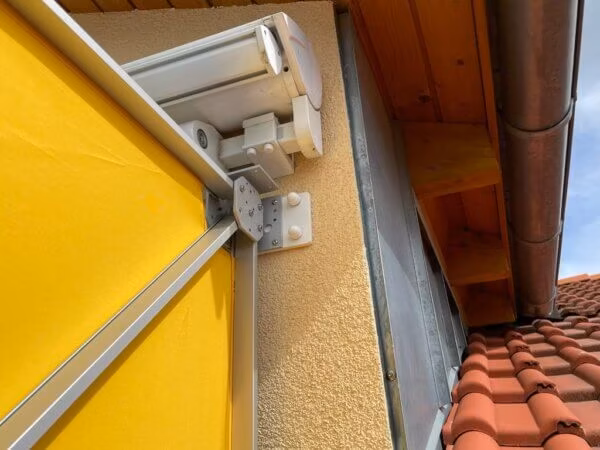 Seitlicher Fächer für blitzschnellen Schatten und Privatsphäre